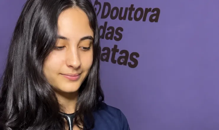 Veterinária da Doutora das Patas examinando um lulu-da-pomerânia
