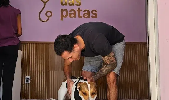 Tutor e cão na recepção da Doutora das Patas